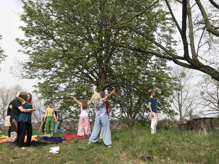 Verbundenheit und Hingabe – Biodanza-Zyklus zur Erlebnislinie der Transzendenz | Wochengruppe mit Helen | Mi 21.10.–18.11. | 17:30–20:00 Uhr | ProjectDance Reutlingen
