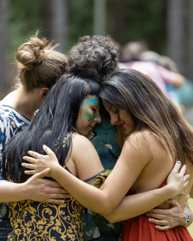 Wenn Kontakt zur Liebkosung wird – Biodanza-Retreat zum Frühlingsanfang | 10. Ausbildungsmodul Berührung und Zärtlichkeit  | Fr 19. März 2027 – So 21. März 2027 | Schloss Hohenfels (Bodensee)
